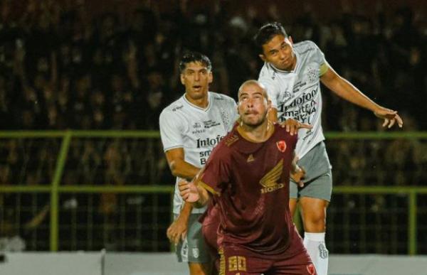 PSM vs Bali Bintang PSM Makassar, Wiljan Pluim berduel udara dengan pemain Bali United, Ricky Fajrin pada laga leg kedua Kualifikasi Playoff Liga Champions Asia, Sabtu (10/6). (Foto: Instagram/@baliunitedfc)