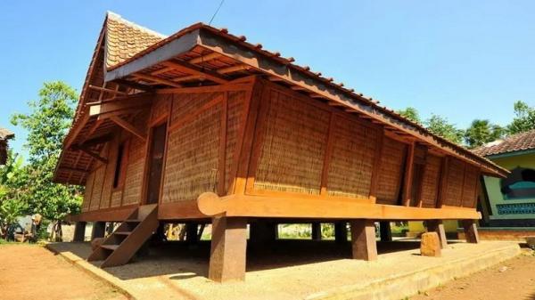 Rumah adat Jawa Barat dengan arsitektur Tagog Anjing. (FOTO: ISTIMEWA)