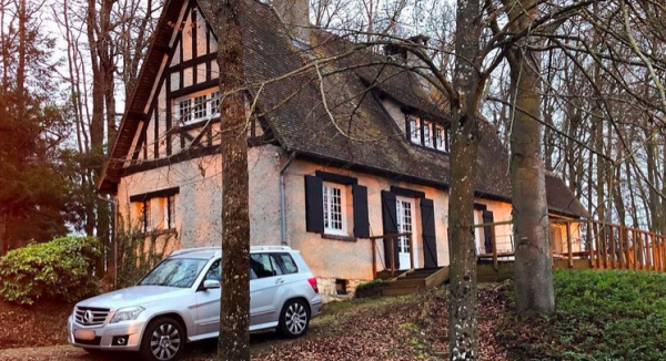 Artis punya rumah di tengah hutan. (foto: YouTube)