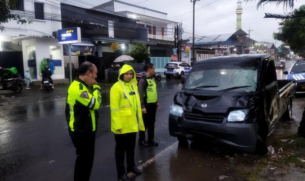 Penampakan mobil Daihatsu Gran Max yang menabrak tiga pemotor dan menewaskan 4 orang. (Avirista Midaada).
