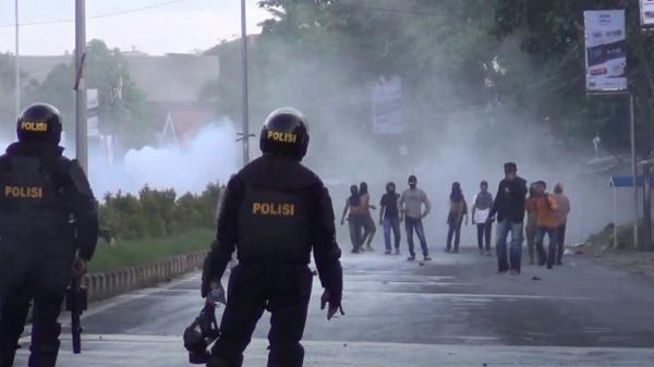 Demo Ricuh Di Kendari, Polisi Tembakkan Gas Air Mata Dibalas Lemparan Batu