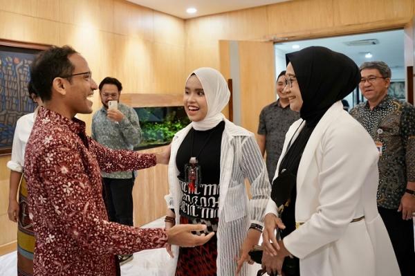 Putri AGT dan sang Ibu saat bertemu Nadiem (Dok. Kemendikbudristek)