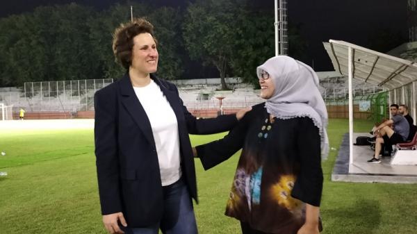 Vice-President of the Palestine Football Association (PFA) Susan Shalabi-Molano (kiri). (Foto: Istimewa)