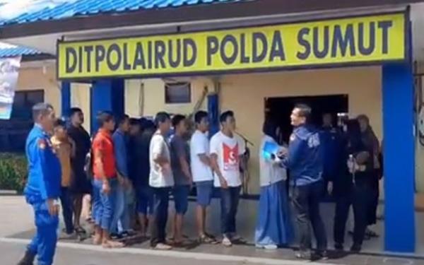 Belasan PMI ilegal diamankan Ditpolairud Polda Sumut saat akan diselundupkan ke Malaysia melalui perairan Tanjungbalai, Asahan. (Foto: iNews/Yudha Bahar)