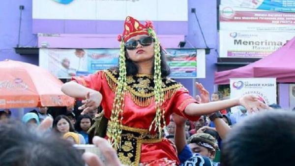 Seorang gadis sedang menari sintren sebagai salah satu tarian dari Jawa Barat.  (Foto: Fathnur Rohman/Okezone)