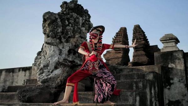 Tari topeng merupakan tarian dari Jawa Barat (Foto: disbudpar.cirebonkota.go.id)