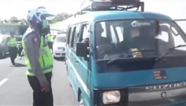 Bule Amerika, Jared Brendan Mell dicegat polisi karena menyetir angkot di jalanan. (Foto: Instagram @denpasar.viral)