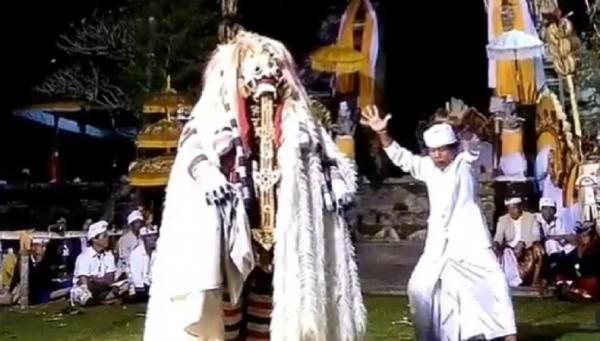 Lagu Daerah Bali Beserta Lirik Bibi Rangda Lagu Bibi Rangda dibawakan dalam pementasan Calonarang. (Foto: Instagram @calonarangtaksu)