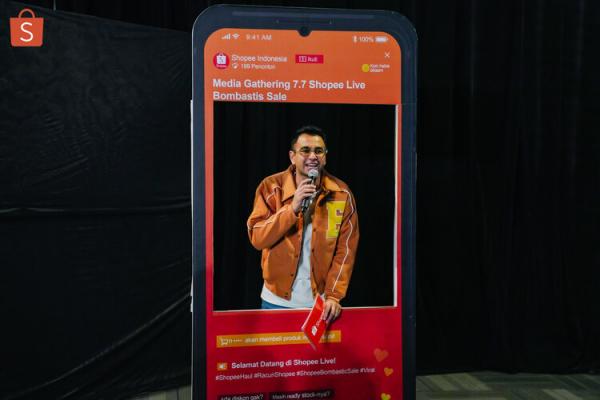 Raffi Ahmad di Kampanye 7.7 Shopee Live Raffi Ahmad hadir di Kampanye 7.7 Shopee Live Bombastis Sale.
