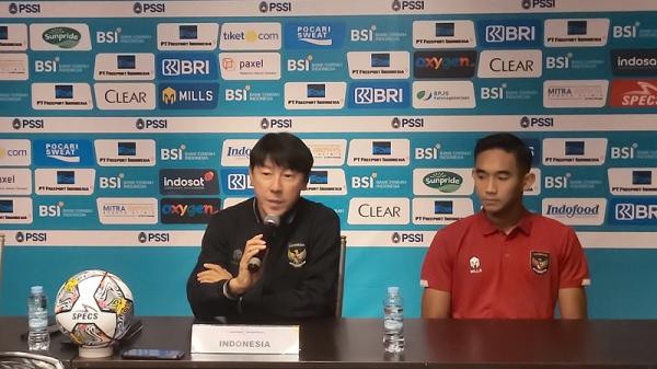 Pelatih Timnas Indonesia, Shin Tae-yong ditemani pemainnya Rizky Ridho saat konferensi pers di Vasa Hotel Surabaya, Selasa (13/6/2023) menjelang laga kontra Palestina besok, Rabu (14/6). (Foto: MPI/Lukman Hakim)