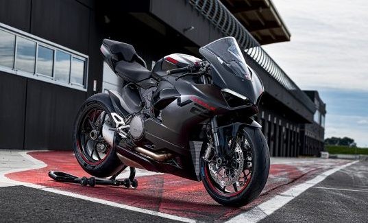 Bukan Merah, Warna Baru Ducati Panigale V2 MY2024 Makin Sangar dengan Black on Black Livery