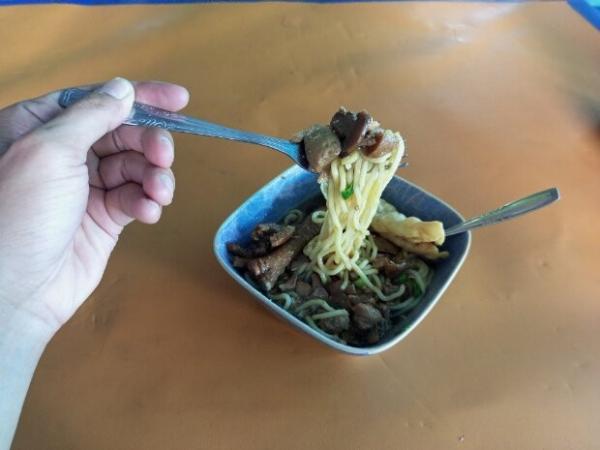 Mi ayam dengan campuran jamur dan ceker ayam. (Foto Inews.id/Yohanes Demo)