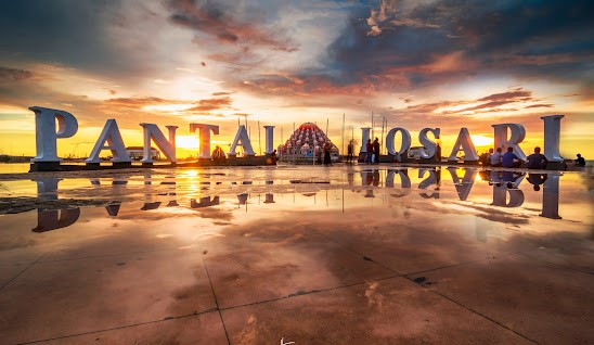 Pantai Losari menjadi destinasi wisata dan ikon Kota Makassar. (Foto: istimewa)