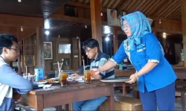 Aktivitas Idawati saat bekerja sebagai pelayan restoran. (Sholahudin).