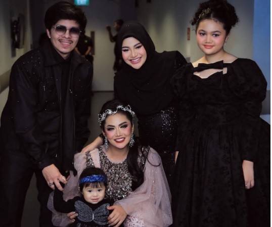Adik Kakak Artis Beda Ayah Kandung. (foto: Instagram)