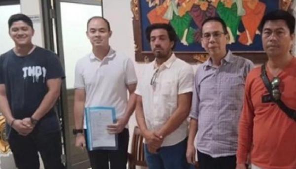 Jared Brendan Mell (35) diserahkan ke Imigrasi Denpasar pada Rabu (14/6/2023). (Foto: ist)