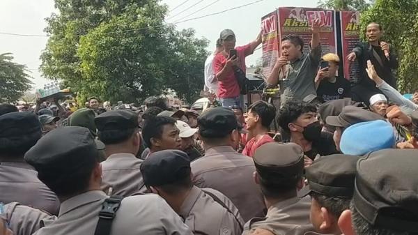 Forum Indramayu Menggugat berunjuk rasa menuntut pengusutan tuntas dugaan aliran sesat Ponpes Al Zaytun. (Foto: iNews.id/Andrian Supendi)
