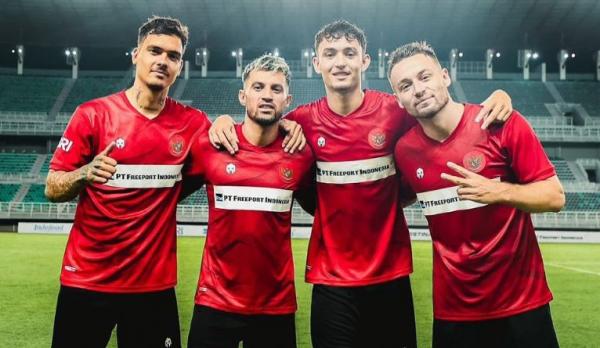 Shayne Pattynama Lilipaly Ivar Jenner Klok Timnas Pemain didikan FC Utrecht Shayne Pattynama, Stefano Lilipaly, Ivar Jenner dan Marc Klok membela Timnas Indonesia pada FIFA Matchday periode Juni 2023. (Foto: Instagram/@fc_utrecht)