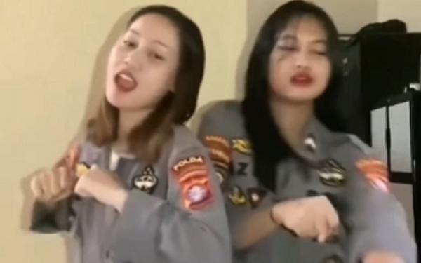 Video Joget Seragam Polri Tangkapan layar video dua perempuan joget pakai seragam Polri.