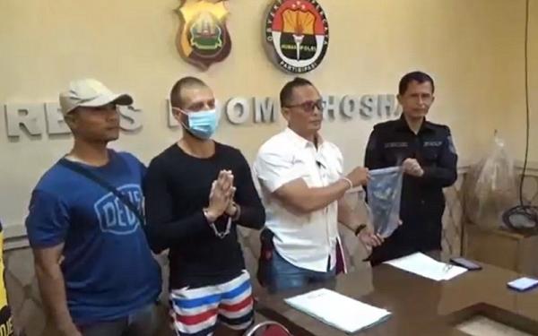 Bule Pukul Mobil Polisi Warga negara Amerika Serikat (AS), Thomas Charles Flach (44) diserahkan ke imigrasi untuk deportasi. (Foto: Indira Arri)