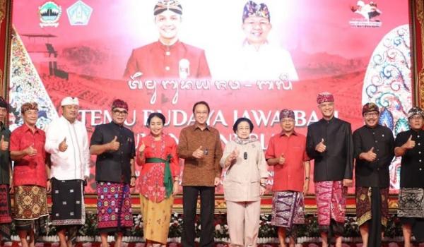 Ganjar Pranowo bersama Presiden ke-5 RI Megawati Soekarnoputri saat membuka Temu Budaya Jawa-Bali di Plaza Hotel Sanur, Bali, Jumat (16/6/2023). (Foto: ist)