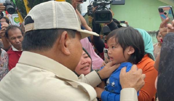 Menteri Pertahanan Prabowo Subianto spontan menggendong dan mencium anak-anak saat mengunjungi Koramil 0912/Lembang, Bandung, Kamis, (16/6/2023). (Foto: Ist)
