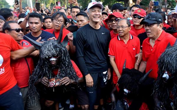 Ganjar Pranowo dan Gubernur Bali Wayan Koster saat jalan sehat di Lapangan Renon, Denpasar, Sabtu (18/6/2023). (Foto: ANTARA)