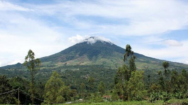 Gunung tertinggi di Jawa Barat lainya, yakni Gunung Cikuray (Foto: visitgarut.garutkab.go.id)
