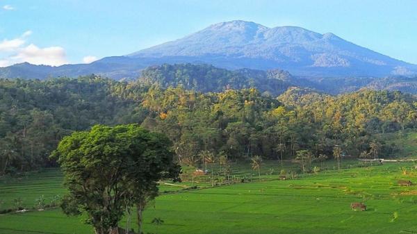Gunung Ceremai di Kabupaten Kuningan dan Majalengka. (FOTO: DOK)
