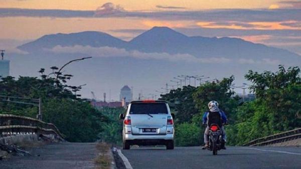 Gunung Gede Pangrango, tampak dari dari Jakarta Utara. (Foto/Tangkapan Layar/IG @jakartaterkiniI