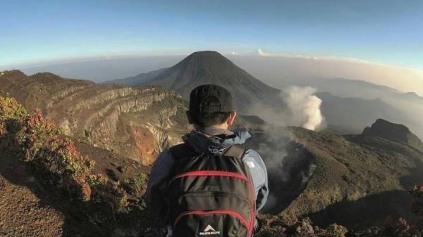 Gunung Pangrango dilihat dari bibir kawah Gunung Gede. (Foto: IG @gununggedepangrango)