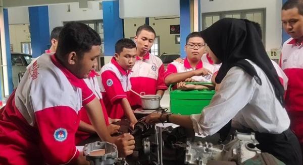 Priti saat menempuh Praktik Kependidikan (PK) di SMK Negeri 2 Yogyakarta. (Foto : ist)