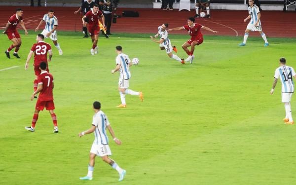 Kiper Argentina, Emi Martinez jatuh bangun menyelamatkan gawangnya saat melawan Indonesia. (Foto: Twitter)