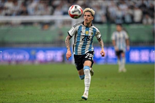Fans Manchester United di Inggris ikut membicarakan momen-momen yang ada di laga Indonesia vs Argentina. Akun fans base Man United Stretford Paddock mengunggah momen Alejandro Garnacho yang menekel Asnawi Mangkualam.  (foto: Instagram/Garnacho)