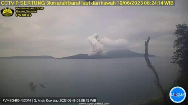 Gunung Anak Krakatau Erupsi Senin Pagi, Kolom Abu Setinggi 1.500 Meter<