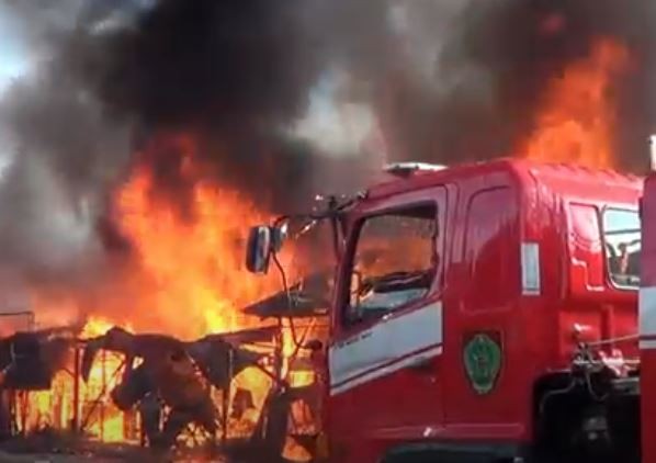 Mobil damkar dikerahkan memadamkan api yang menghanguskan enam toko di Palangka Raya, Senin (19/6/2023). (Foto: iNews/Ade Sata)