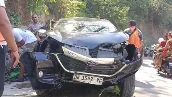 Mobil membawa wisatawan India mengalami kecelakaan di Karangasem, Bali, Senin (19/6/2023) siang. (Foto: Yunda Ariesta)