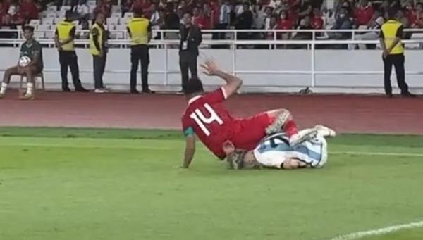 Momen Asnawi Mangkualam ditekel oleh Ganarcho pada laga FIFA Matchday Indonesia vs Argentina di SUGBK Senin (19/6) malam. (tangkapan layar RCTI)