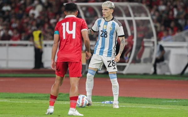 Momen Asnawi Mangkualam ditekel oleh Ganarcho pada laga FIFA Matchday Indonesia vs Argentina di SUGBK Senin (19/6) malam. (tangkapan layar RCTI)