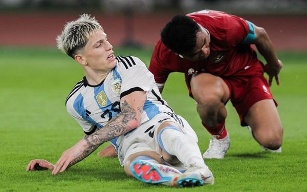 Momen Asnawi Mangkualam ditekel oleh Ganarcho pada laga FIFA Matchday Indonesia vs Argentina di SUGBK Senin (19/6) malam. (tangkapan layar RCTI)