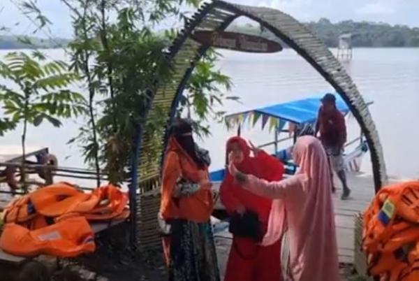 Pengunjung berswafoto di hutan bambu kampung unik Balikpapan. (Foto: iNews/Hasyim Ilyas)