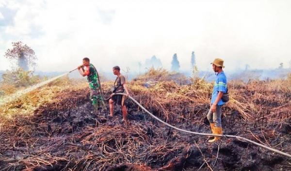 Karhutla Rohul 1 Tim gabungan berjibaku padamkan kebakaran lahan gambut seluas 23 hektare di Rokan Hulu Riau. (Foto: Banda Haruddin Tanjung)