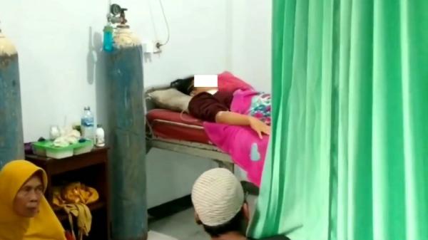 NA, siswi SMK, korban penganiayaan berat, masih terbaring lemah. (FOTO: iNews/ACEP MUSLIM)