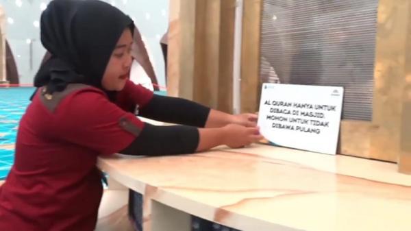 MASJID AL JABBAR ALQURAN RAIB2 Pengurus memasang imbauan agar pengunjung tidak membawa pulang atau mencuri Alquran di Masjid Al Jabbar. (FOTO: iNews/ERVAN DAVID)