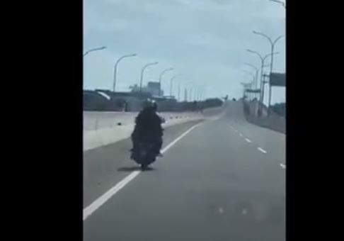 Pengendara motor emak-emak masuk jalan tol layang Pettarani, Kota Makassar. (Foto: iNews/Yoel Yusvin)