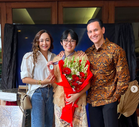 Mantan pasangan artis kompak hadiri kelulusan anak. (Foto: Instagram)