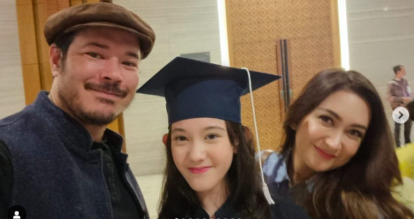 Mantan pasangan artis kompak hadiri kelulusan anak. (Foto: Instagram)