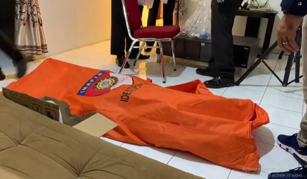 Perlombaan olah TKP anggota reskrim Polresta Pontianak dengan kasus penemuan mayat tewas gantung diri. (Foto: Uun Yuniar)