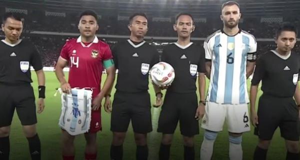 Wasit Malaysia menjadi pengadil pada laga Indonesia vs Argentina di SUGBK, Jakarta, pada Senin (19/6) lalu. (Foto: Instagram/@famalaysia)