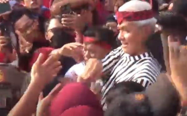 Ganjar Pranowo dengan ramah menyalami ribuan warga di Alun-Alun Kota Nganjuk, Jumat (23/6/2023). (Foto: iNews/Mukhtar Bagus)